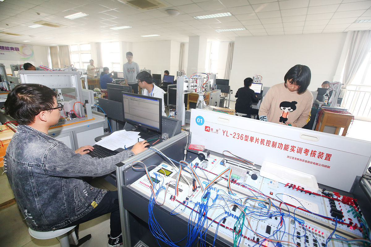 數(shù)控與機電一體化 信息技術(shù)開發(fā)的實用技術(shù)交融