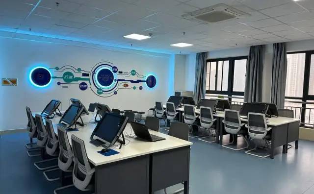 信息技術(shù)開發(fā)哪家強(qiáng)？陜西交院專業(yè)教學(xué)展鋒芒